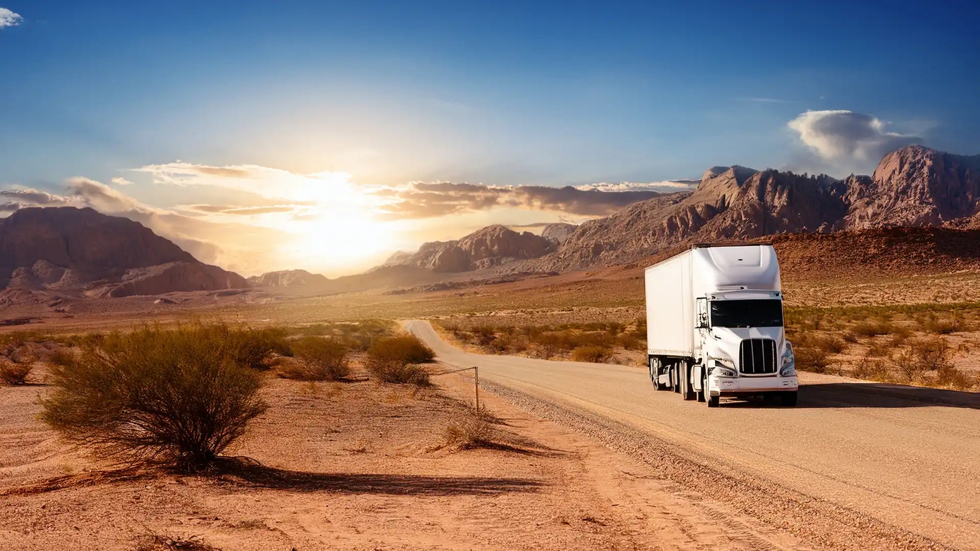 Una camioneta blanca con un remolque de caja.